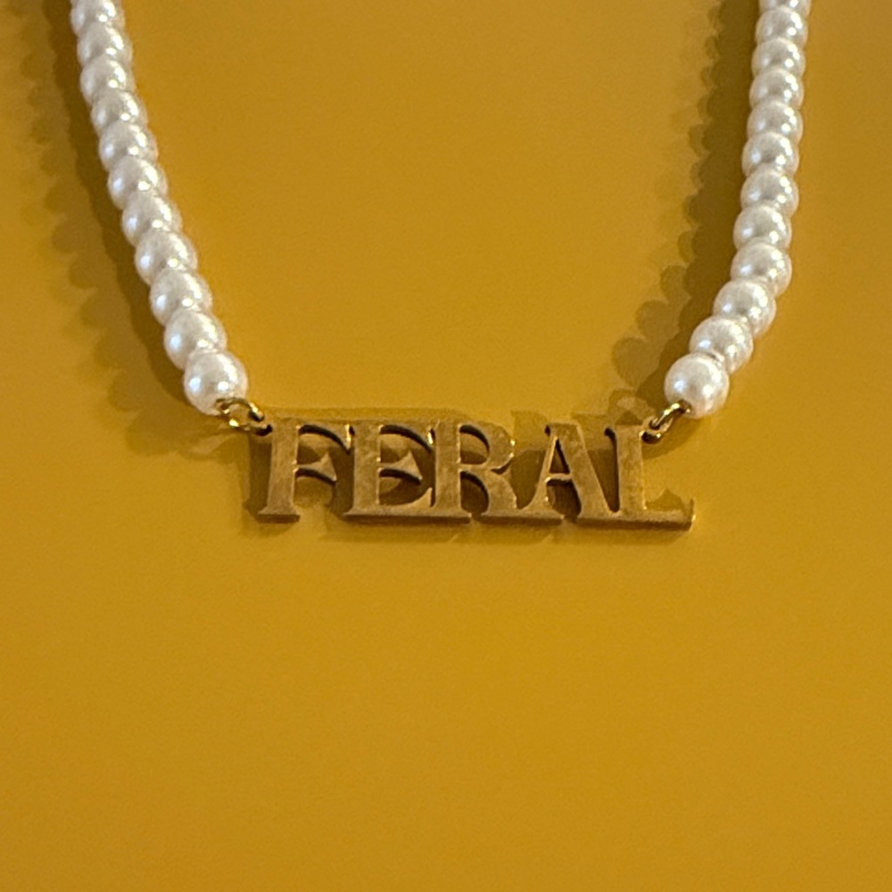 The Peach Fuzz Feral Pearl Necklace - Picture 3 of 3